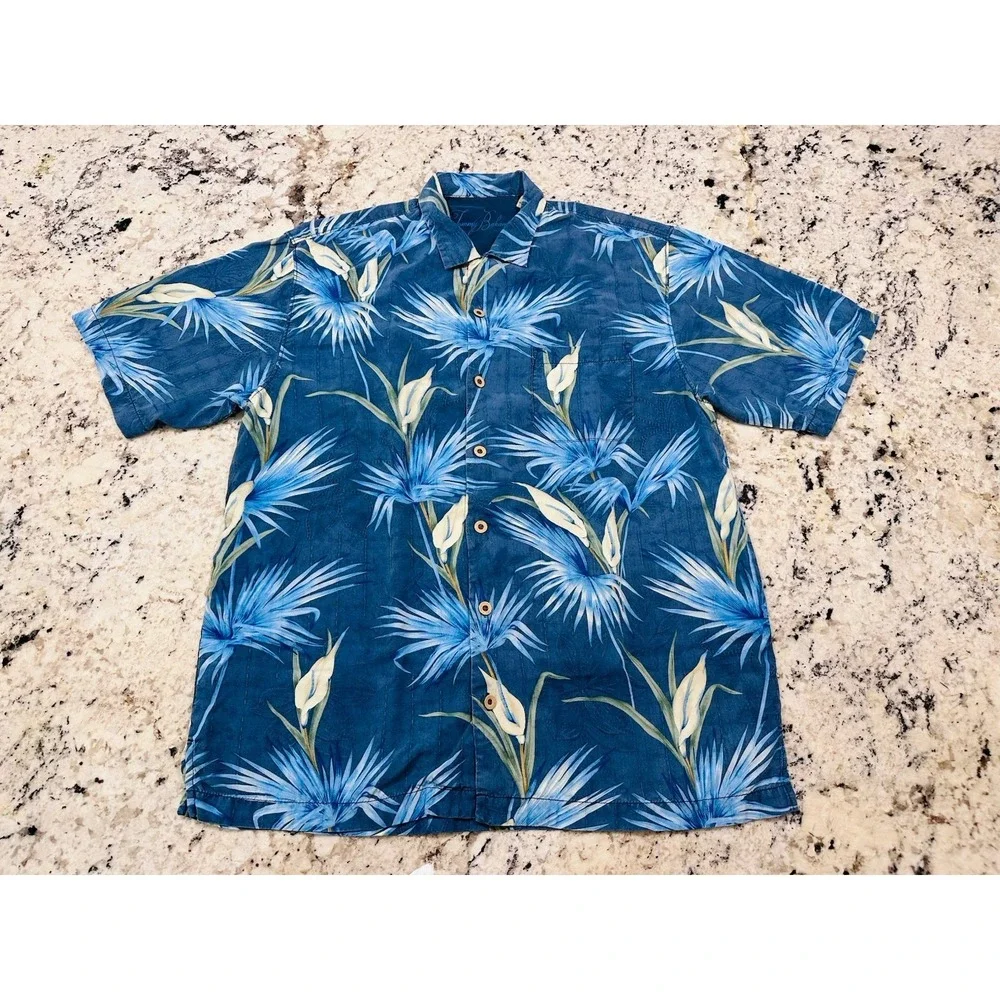 Tommy Bahama 100% Silk Men Shirt Medium Floral Hawaiian Casual Button Up Style